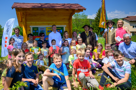 Otvoritev čebelnjaka pri POŠ Kristan Vrh 12. maja 2022: oštjan Noč (ČZS), Nataša Hajdinjak (PRVA), župan Matija Čakš, ravnatelj Mitja Šket in učenci